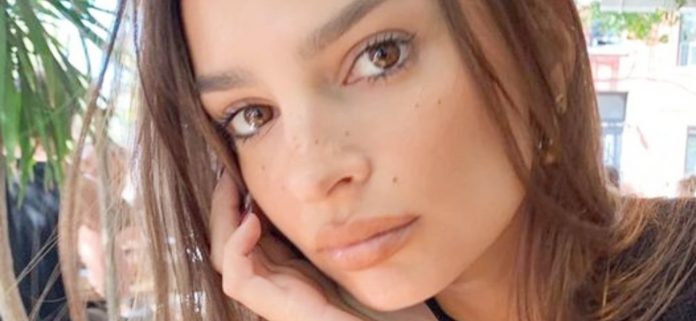 Emily Ratajkowski expone el pecho con un minivestido sin sujetador de 'cumpleaños' en la calle
