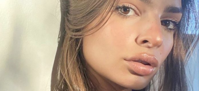 Emily Ratajkowski se baja la braguita de bikini en su 'isla favorita'
