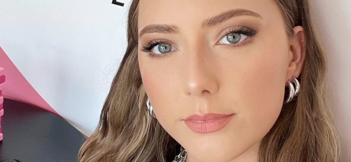 La hija de Eminem en bikini diminuto en la piscina es objeto de burlas por tener '30 libras de sobrepeso'
