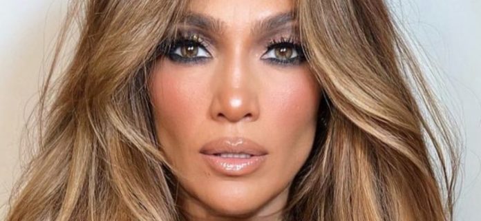 A Jennifer Lopez en bikini de hilo le preguntan sobre sus 'mejoras' junto a la piscina
