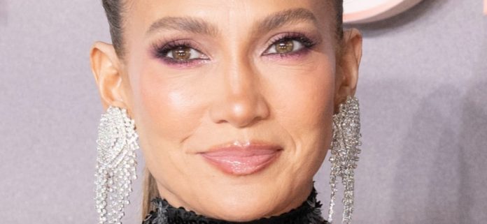 Jennifer Lopez 'vergonzosa' con body desnudo y medias hasta el muslo
