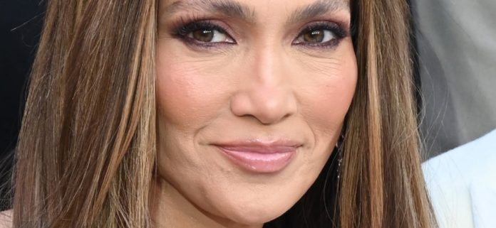 Jennifer-Lopez-premiere-1300.jpg Jennifer López dijo que 'los nuevos implantes se sientan bonitos' con un vestido transparente sin sujetador