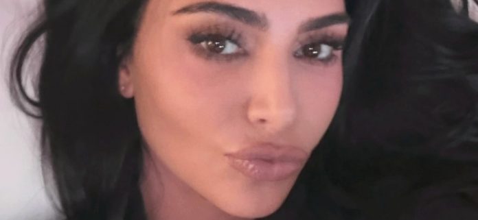 Kim Kardashian destaca su 'cuerpo tentador' en bikini de hilo blanco
