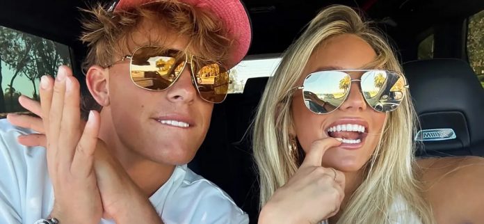 La novia de Jaxson Dart sorprende en su atrevido debut en la pasarela en bikini en medio de un drama político
