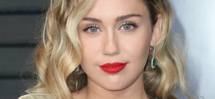 Miley-Cyrus-cpt-lipstick-1300.jpg Miley Cyrus provoca quejas de higiene en bikini de hilo junto a un lago italiano