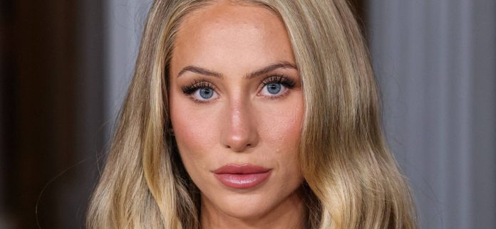 Los fanáticos llaman a Alix Earle 'Cassie codificada' después de una sensual publicación en un yate en bikini
