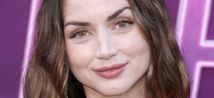 ana-de-armas-gx-1300.jpg Ana de Armas en bikini diminuto 'construido como un refrigerador' en fotos de la playa