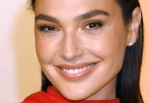 Gal Gadot estirándose en diminuto bikini resalta el cuerpo de ‘Wonder Woman’ Gal Gadot estirándose en diminuto bikini resalta el cuerpo de 'Wonder Woman'