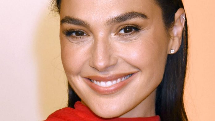 Gal Gadot estirándose en diminuto bikini resalta el cuerpo de 'Wonder Woman'
