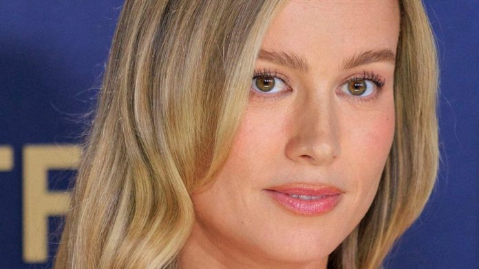 Brie Larson recibe comentarios inapropiados en una sesión de sauna en bikini
