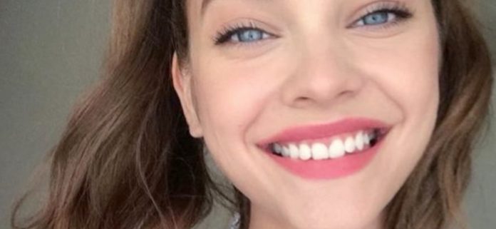 Barbara Palvin en ropa interior escotada 'supera a todas las modelos de Victoria's Secret'
