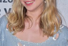 Erin Moriarty tomando el sol en un alegre bikini rosa dijo: ‘Qué cuerpo’ Erin Moriarty tomando el sol en un alegre bikini rosa dijo: 'Qué cuerpo'