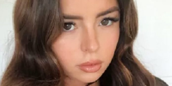 Demi Rose resalta sus 'limones' en bikini de hilo que no le queda
