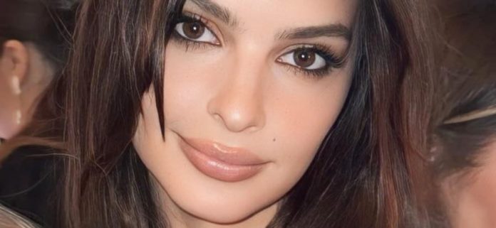 Emily Ratajkowski come bocadillos en ropa interior escotada en una tienda de comestibles
