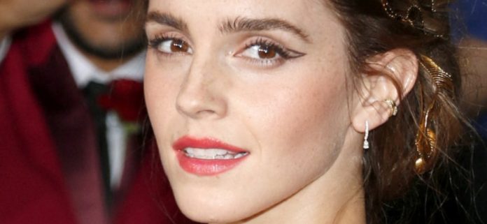 Emma Watson 'nunca necesitó esforzarse mucho' en un ajustado bikini blanco
