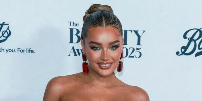 Lucinda Strafford toma el sol de Ibiza en bikini azul: 'Unreal'
