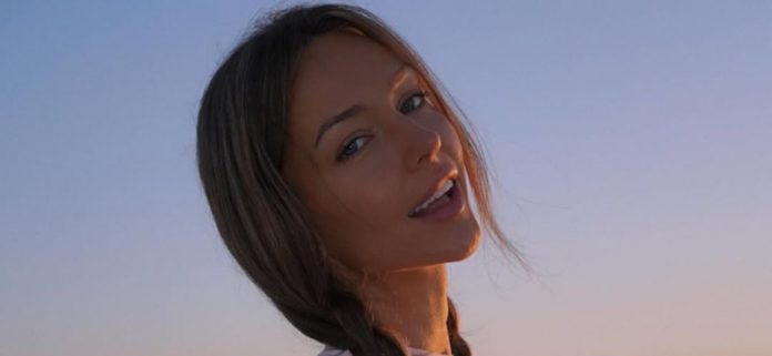 Rachel Cook 'atrapada en una red' en la playa es 'espectacular'
